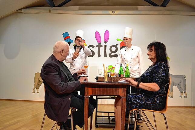 Missglückte Weinprobe: die Gäste Johann Beppler und Claudia van de Gabel (vorn) mit den Köchen Fabian Traber und Sina Müller.