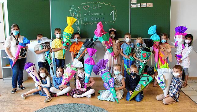 Premiere im Klassenzimmer: Die erste Klasse der Grundschule Winterspüren zusammen mit Klassenlehrerin Nicole Oswald an ihrer neuen ...