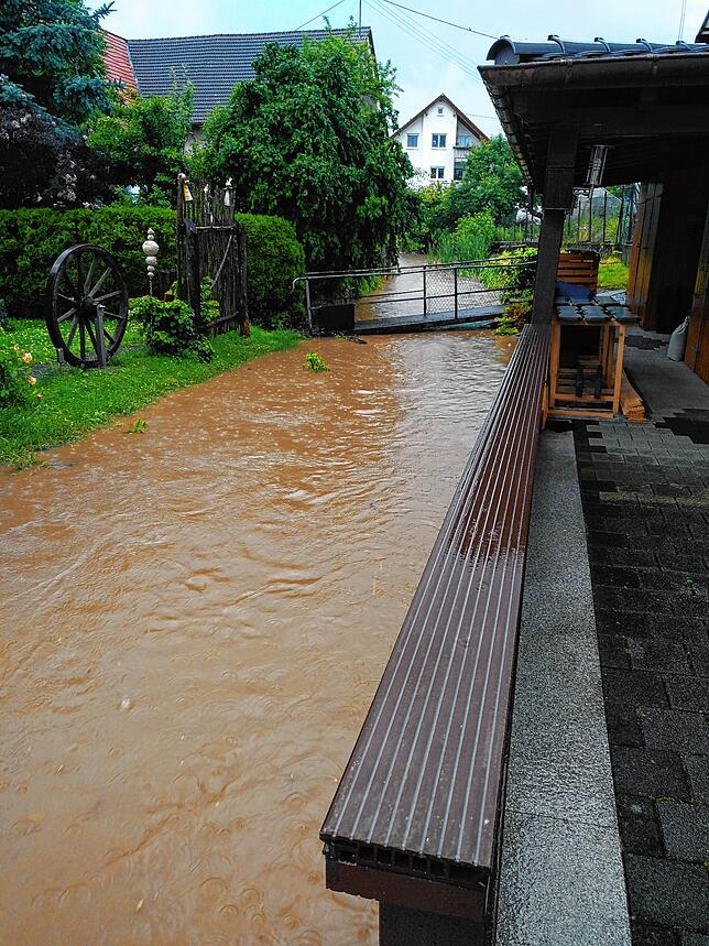 Das Wasser des Entenbachs tritt im Juni bereits über die Ufer.
