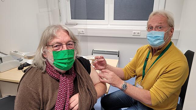 Der pensionierte Arzt Jörg Schnierda impft den Albbrucker Günter Renk im dritten Raum des Mini-KIZ.