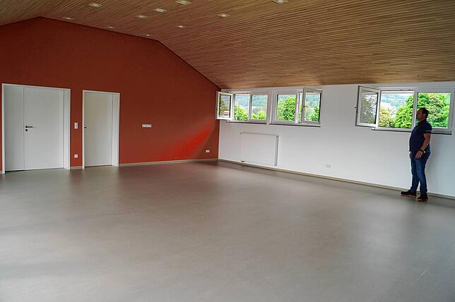Den hellen, großen Multifunktionsraum im Anbau mit roter Wand und tollem Ausblick findet Martin Strehl besonders gelungen.
