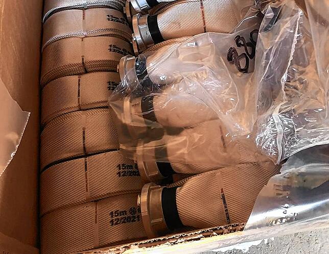 Auch die passenden Anschlüsse mussten extra besorgt werden: In der Ukraine haben die Feuerwehrschläuche andere Anschlüsse als in ...