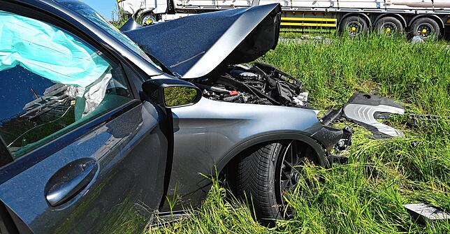 Der Mercedes prallte gegen einen Lastwagen und kam von der Fahrbahn ab. Die Insassen des Autos wurden schwer verletzt, der ...