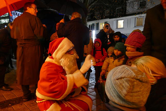 Der Weihnachtsmann hatte Geschenke für die Kinder dabei.