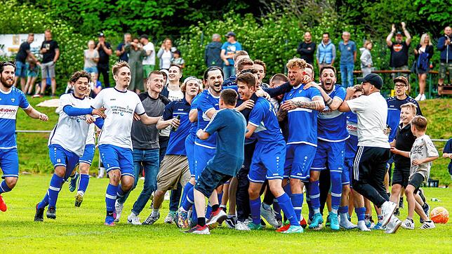 Überschäumende Freude beim FV/DJK St. Georgen, der das Spitzenspiel gegen die SG Mönchweiler/Peterzell mit 2:1 gewann.