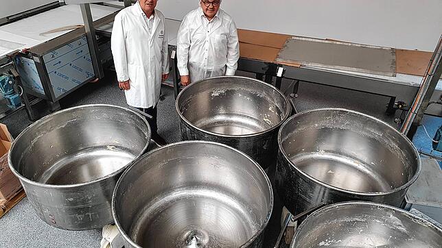 Der CDU-Landtagsabgeordnete Guido Wolf (links) leistet Bäcker Krachenfels Beistand in Mönchweiler. Für die Lösung der Bäcker-Krise gibt ...