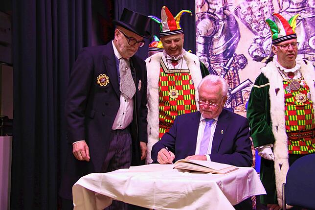 Bild 29: Der Beklagte ist da: Feierlicher Empfang für Wolfgang Kubicki im Bürgerhaus