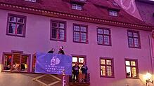 Da schweben sie auf der Hebebühne vorbei am Oberbürgermeister Jürgen Roth und Bürgermeister Detlev Bührer, die auf dem Villinger ...