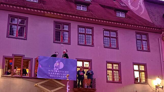 Da schweben sie auf der Hebebühne vorbei am Oberbürgermeister Jürgen Roth und Bürgermeister Detlev Bührer, die auf dem Villinger ...