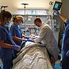 Franz Scheppe mimt in der Notaufnahme einen Patienten.