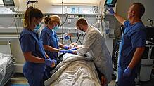 Franz Scheppe mimt in der Notaufnahme einen Patienten.