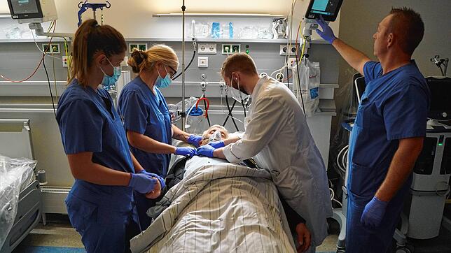 Franz Scheppe mimt in der Notaufnahme einen Patienten.