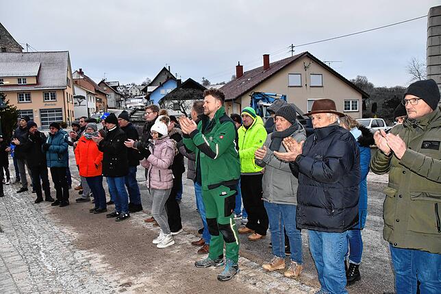 Viele Honstetter und am Bau der Tudoburghalle Beteiligte kamen trotz Kälte zum Spatenstich für die Tudoburghalle. Sobald es die ...