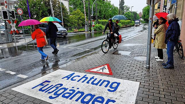 An vielen Stellen in Konstanz ist nicht genug Platz für Fußgänger, monieren unter anderem Walter von Witzleben und Elisabeth Jansen (von ...