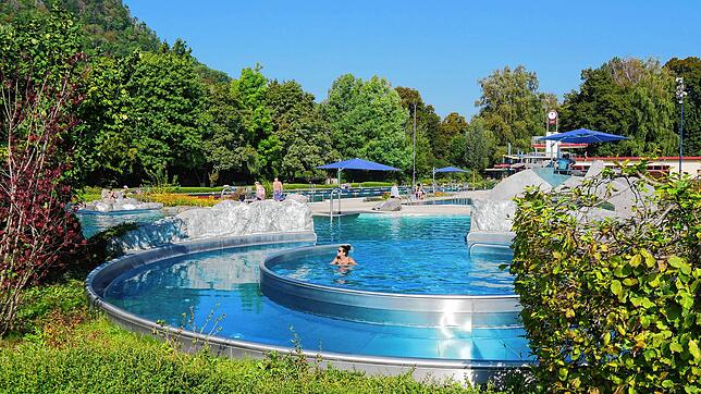 So wird sich das Aachbad Singen bald wieder den Badegästen präsentieren, das Bild stammt aus dem Sommer 2024.