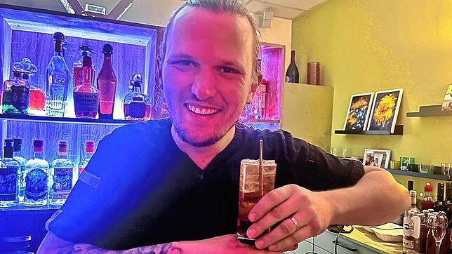 Julian Hischmann präsentiert den Negroni Spaggliato. Ein leichter Drink, der auch zum Essen passt.