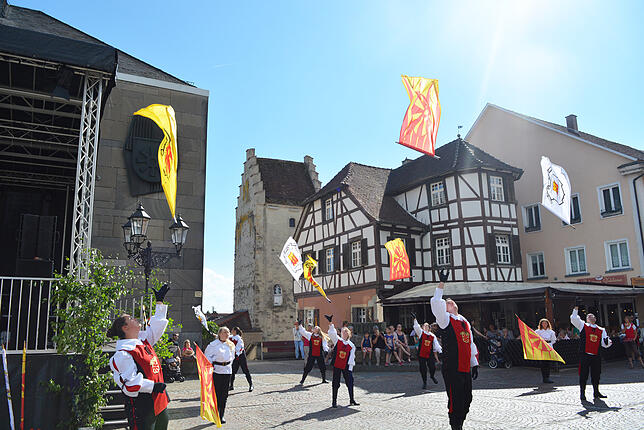 Die Fahnenschwinger des Fanfarenzuges Markdorf ließen zu den Fanfaren- und Trommelklängen vor dem Rathaus ihre Fahnen in der Luft ...