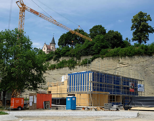 Hier entsteht das künftige Gastronomiegebäude, das dem Bodenseekreis ein Domizil bieten wird. Der Holzbau mit Terrasse wird rundum ...
