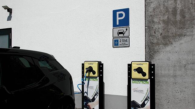 Die Ladesäulen am Stockacher Rathaus sind nur zu den Öffnungszeiten des Gebäudes aktiviert. Ein Schild weist auf die Höchstnutzungsdauer ...