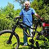 Sigmund Vögtle, hier in seinem Garten, ist in Hüfingen meistens mit dem Fahrrad unterwegs. Seine Mitgliedschaft im Hüfinger Rat und der ...