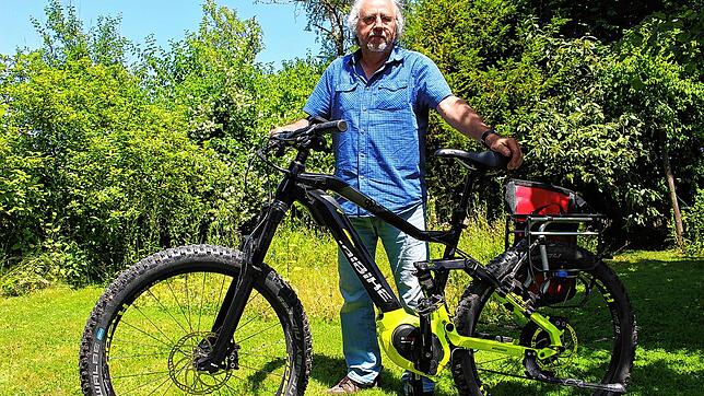 Sigmund Vögtle, hier in seinem Garten, ist in Hüfingen meistens mit dem Fahrrad unterwegs. Seine Mitgliedschaft im Hüfinger Rat und der ...