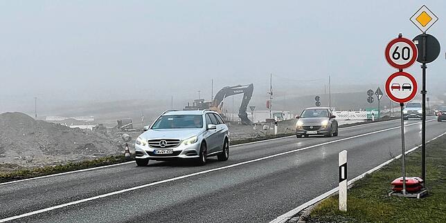 Noch läuft der vierspurige Ausbau der B33. Erst wenn alles fertig ist, darf die L220 gesperrt werden, sagt die Bürgerinitiative. Das ...