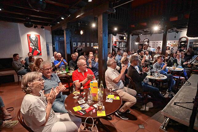 Das Publikum im Theater „Die Färbe“ lauscht den Erzählungen von Kai Diekmann.