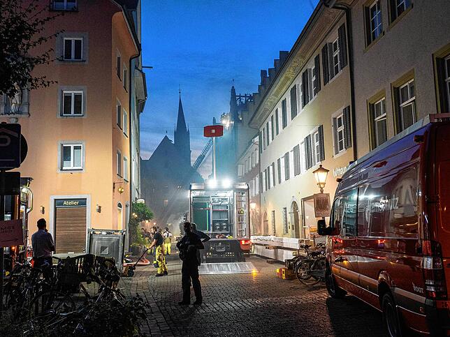 Bild 25: Nach dem Großbrand in Konstanz: Der Einsatz geht in seine zweite Nacht