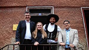 Sie begleiten das spannende Projekt: Bürgermeister Ralph Gerster (links), die Auszubildende Julia Benz, Zimmerermeister Timo Mahl und ...