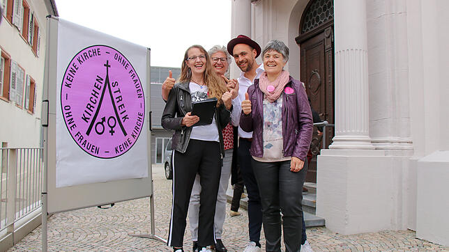 Prominente Unterstützung: Beim vorerst finalen Kirchenstreik am Sonntagabend vor der Waldshuter Liebfrauenkirche freuten sich die ...