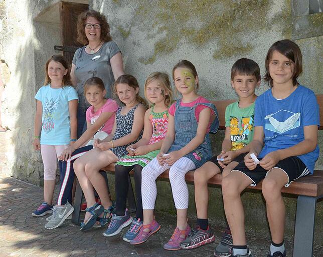 Amelie, Ella, Pia, Marissa, Pauline, Jordy und Finley lassen sich von Cornelia Rick durch den Hexenturm führen, um da was übers alte ...