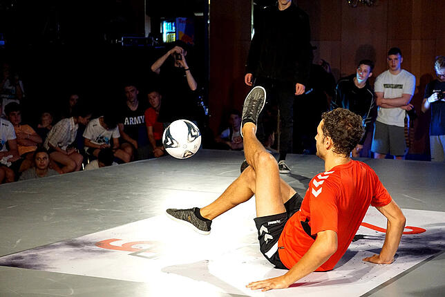 Bei der Fußball-Freestyle-WM in Prag überzeugt Patrick Bäurer die Jury mit seiner Performance.