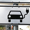 Das Hinweisschild besagt: Hier kann ein E-Auto geladen werden.