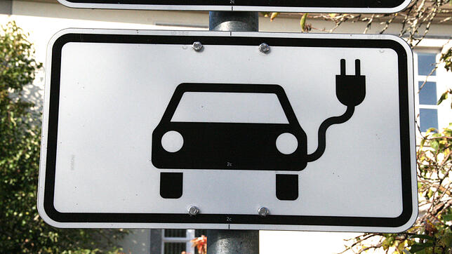 Das Hinweisschild besagt: Hier kann ein E-Auto geladen werden.