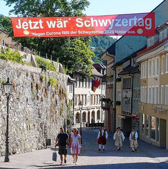 Mit Wehmut: Mit diesem Banner am Eingang der Fußgängerzone macht die Bürger- und Narrenzunft Tiengen bewusst, dass Tiengen jetzt ...