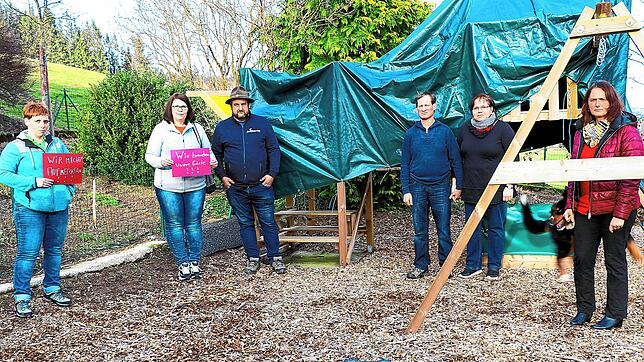 &bdquo;Wir brauchen Gäste&ldquo;: Damit melden sich (von links) Barbara Bruker-Wernet (Hilserhof Gremmelsbach), Silke und Nikolaus Dold ...