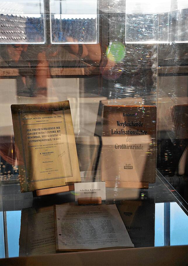 Etliche für die Wissenschaft überaus wertvolle Dinge sind im Korbinian-Brodmann-Museum zu finden. So auch diese wertvolle Schrift ...