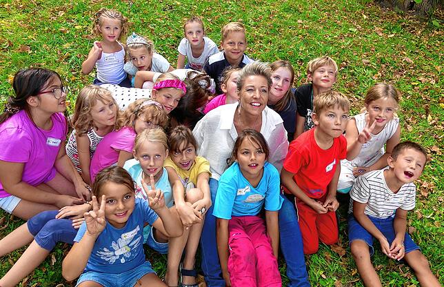 Alexandra Hofmann mit den Kindern beim Inklusionsnachmittag im Schlossgarten.