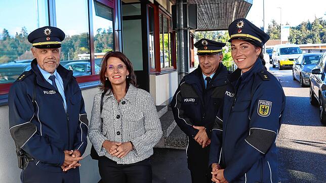 Die Parlamentarische Staatssekretärin Rita Schwarzelühr-Sutter (Zweite von links) informiert sich am Grenzübergang Waldshut über die ...