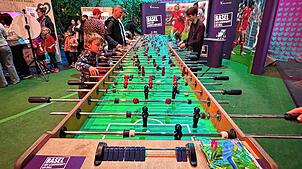 Spaß haben im ESC-Village: An diesem XXL-Tischkicker können ganze Fußballmannschaften spielen.