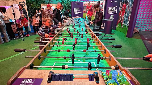Spaß haben im ESC-Village: An diesem XXL-Tischkicker können ganze Fußballmannschaften spielen.