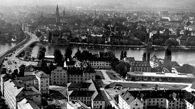 In den 1950er-Jahren lebten französische Soldaten in der Klosterkaserne in Petershausen. Im Hintergrund ist die damals einzige ...