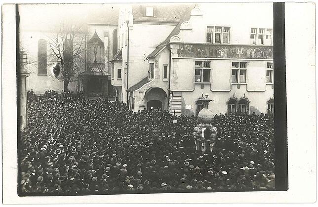 Ende Oktober 1918 vor dem Rathaus von Friedrichshafen: Die Menschenmassen fordern Frieden, die Abdankung des Kaisers in Berlin und die ...