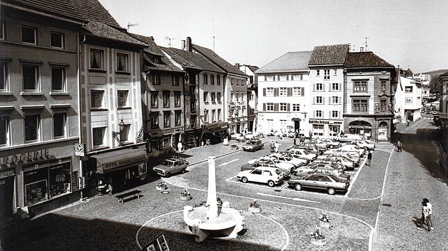 Münsterplatz 1991: Als der Münsterplatz noch als Parkplatz diente.
