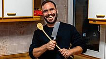 Samuel Irion steht in der Küche der St. Georgener Jugendhilfestation. Hier kocht er für und mit den jungen Menschen. Viele wissen nicht, ...