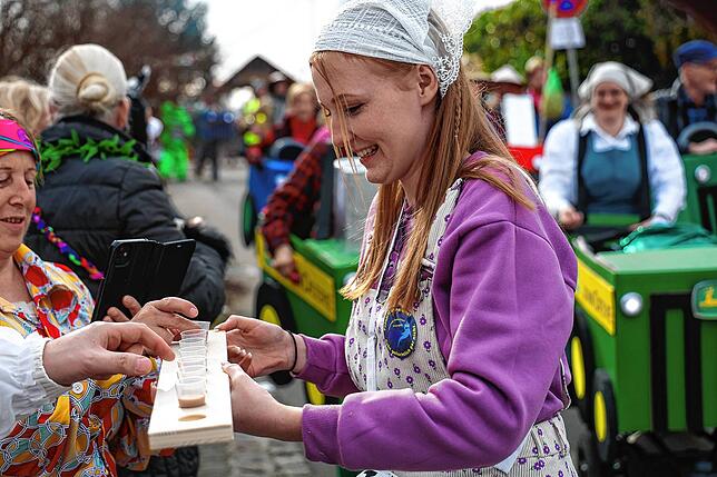 Bild 35: Fastnacht auf dem Schienerberg: Tausende feiern den Höriumzug mit kreativen Mottos