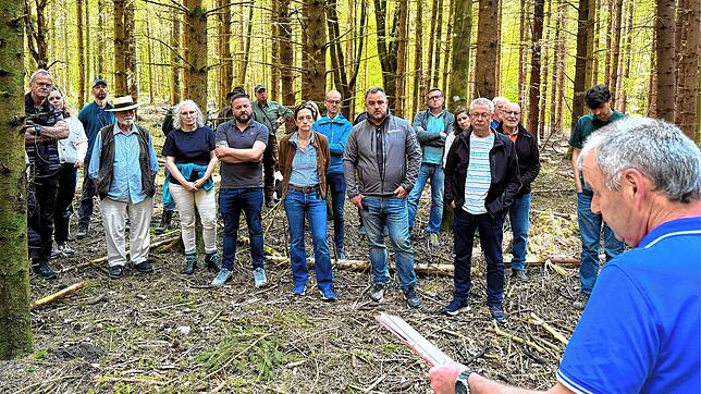Forstrevierleiter Stefan Riedmüller (rechts) erläutert den Mitgliedern des Blumberger Gemeinderats sowie weiteren Gästen vor Ort die ...