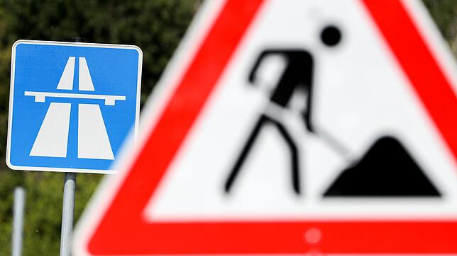 Auf der A8 bei Pforzheim kommt es zu einer Vollsperrung. (Symbolbild)