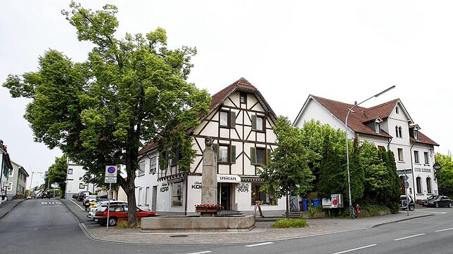 Der Gasthof Linde in Wollmatingen (rechts) sowie das Fachwerkhaus links daneben werden weichen. Links die auf die Radolfzeller Straße ...