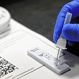 Folgenlos: Corona-Schnelltests, die wie hier zu sehen im Jahr 2021 sogar als Grundlage für offizielle Zertifikate dienten, werden ...
